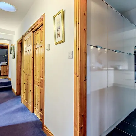 3 Bed In 91262
